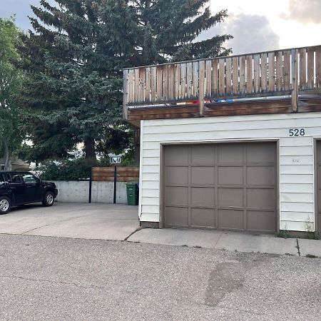 Cozy Basement Suite-溫馨小屋 Designated Parking YYC Kültér fotó