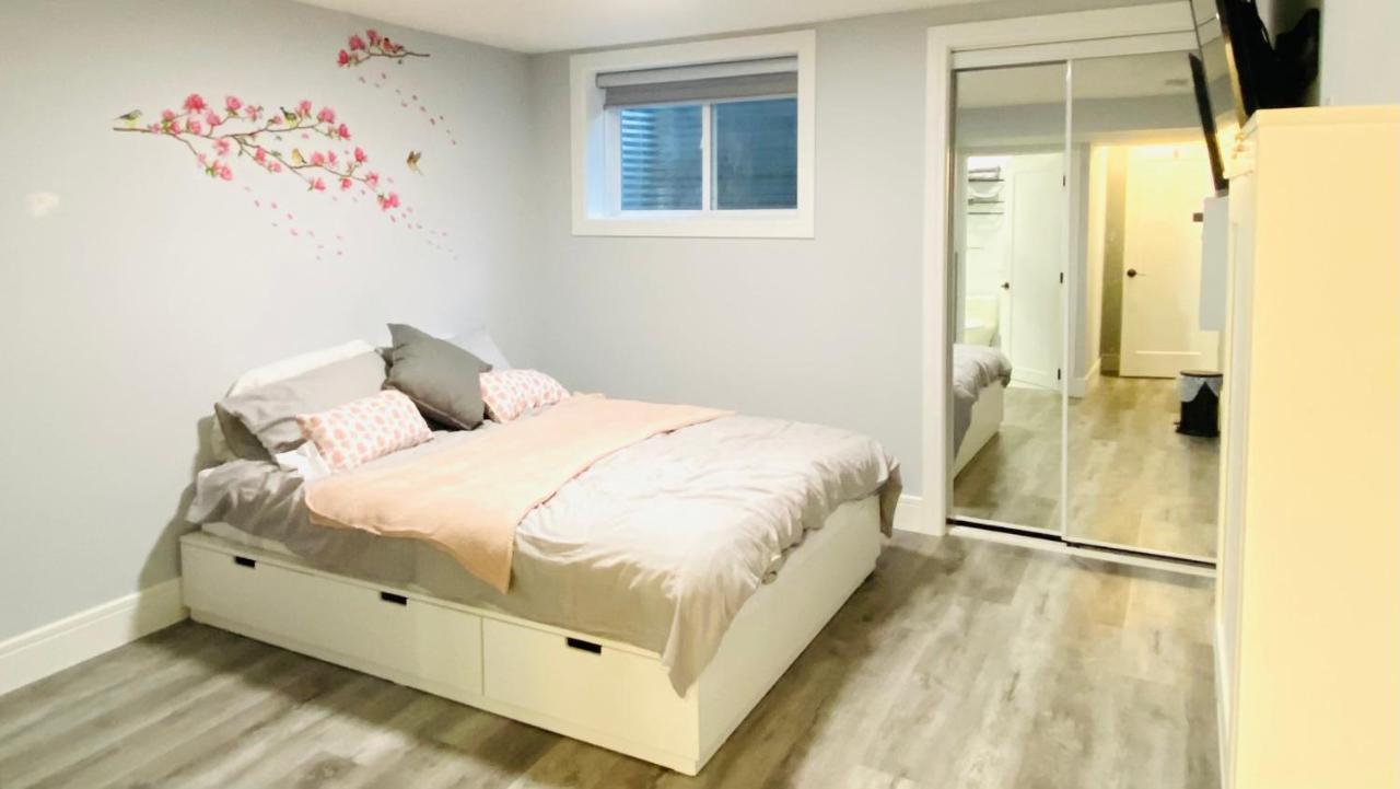 Cozy Basement Suite-溫馨小屋 Designated Parking YYC Kültér fotó