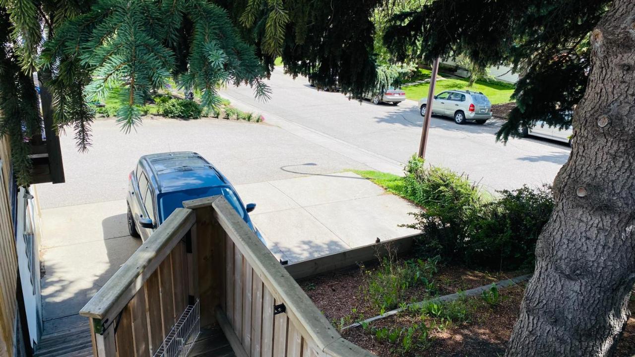 Cozy Basement Suite-溫馨小屋 Designated Parking YYC Kültér fotó