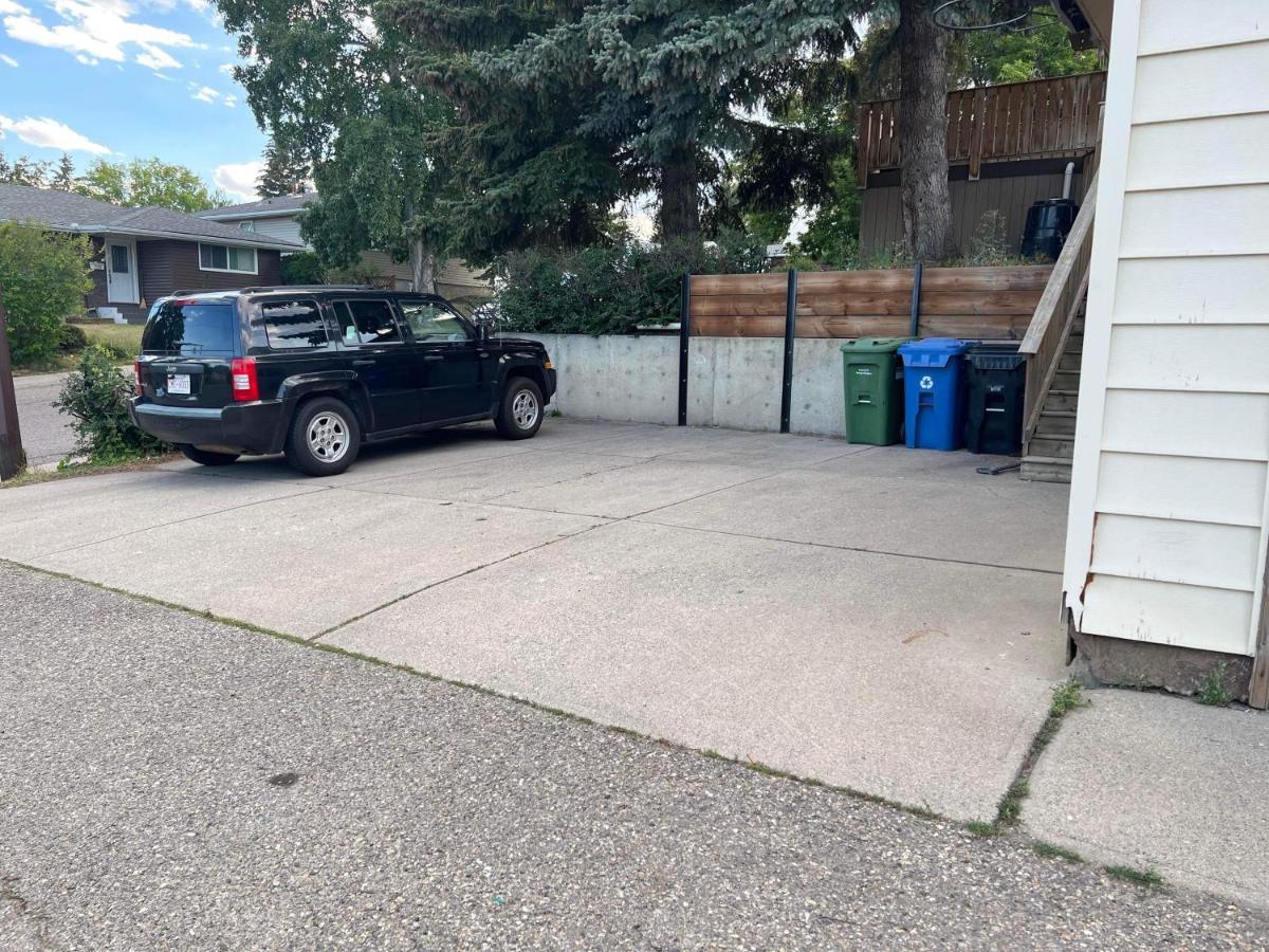 Cozy Basement Suite-溫馨小屋 Designated Parking YYC Kültér fotó