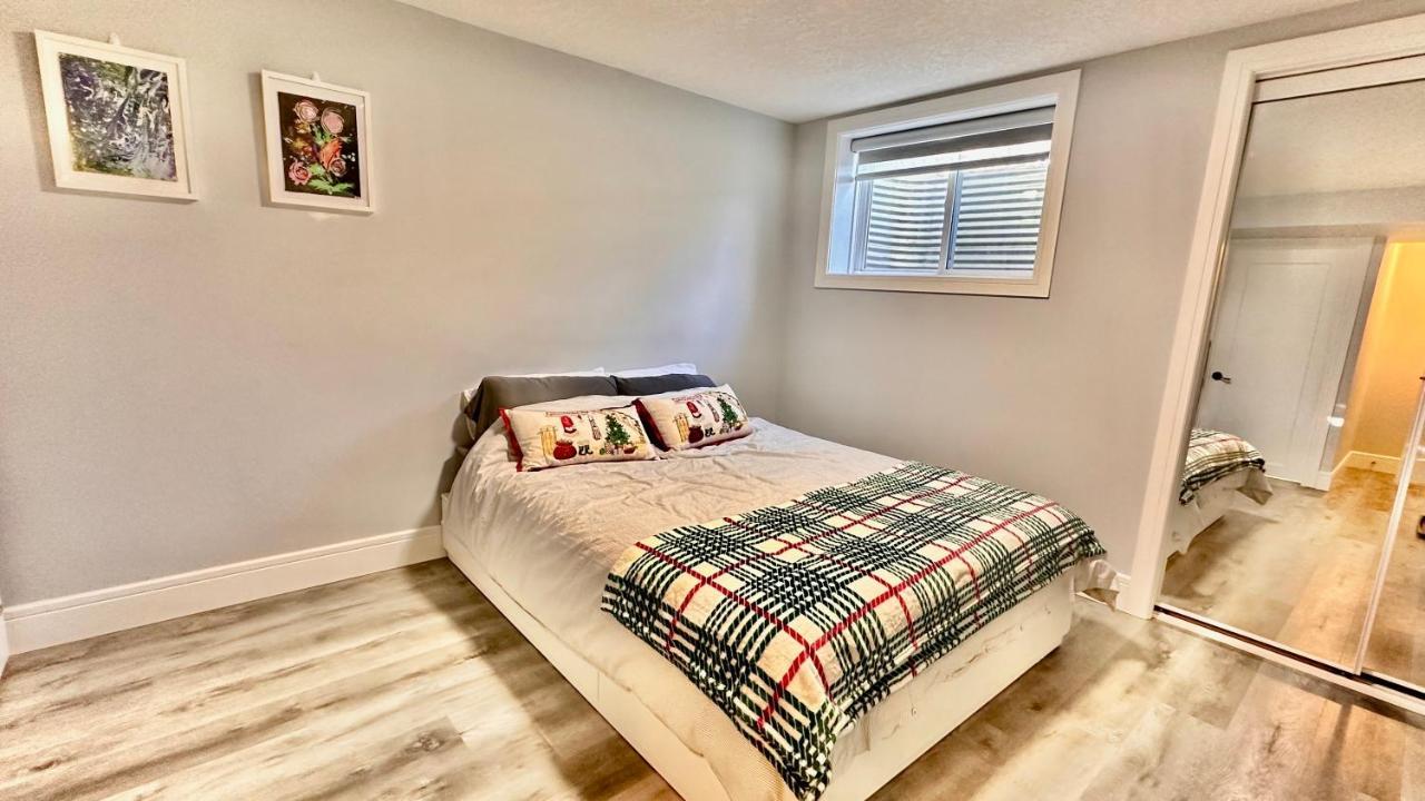 Cozy Basement Suite-溫馨小屋 Designated Parking YYC Kültér fotó
