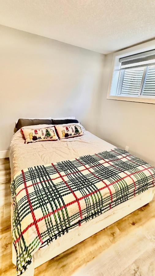Cozy Basement Suite-溫馨小屋 Designated Parking YYC Kültér fotó