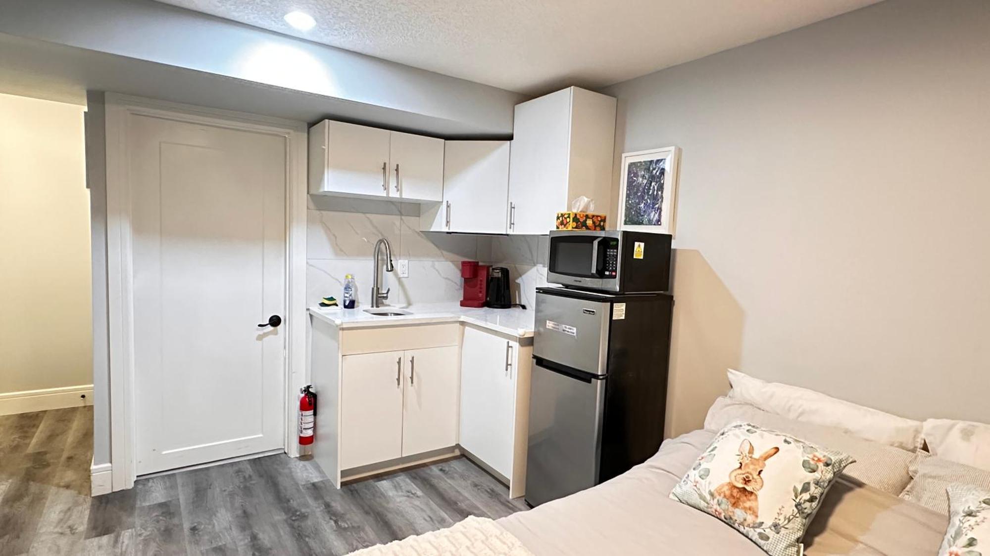 Cozy Basement Suite-溫馨小屋 Designated Parking YYC Kültér fotó